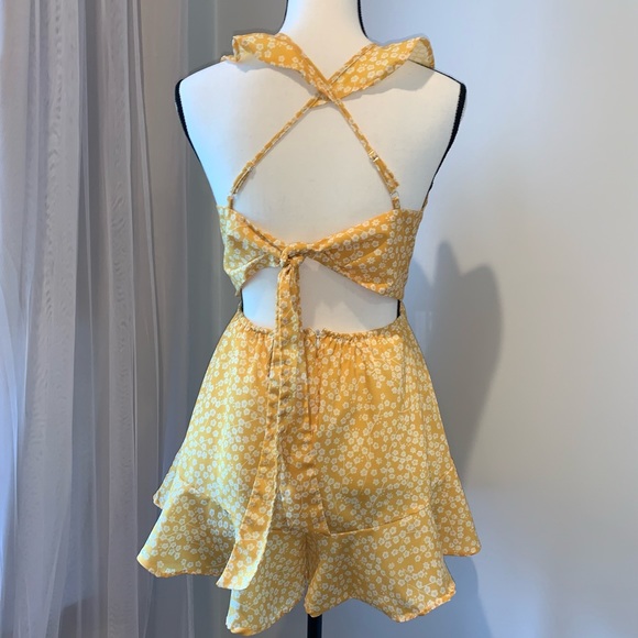 BOUTIQUE yellow SHORTS set romper tie back outfit women’s size SMALL - Picture 8 of 10